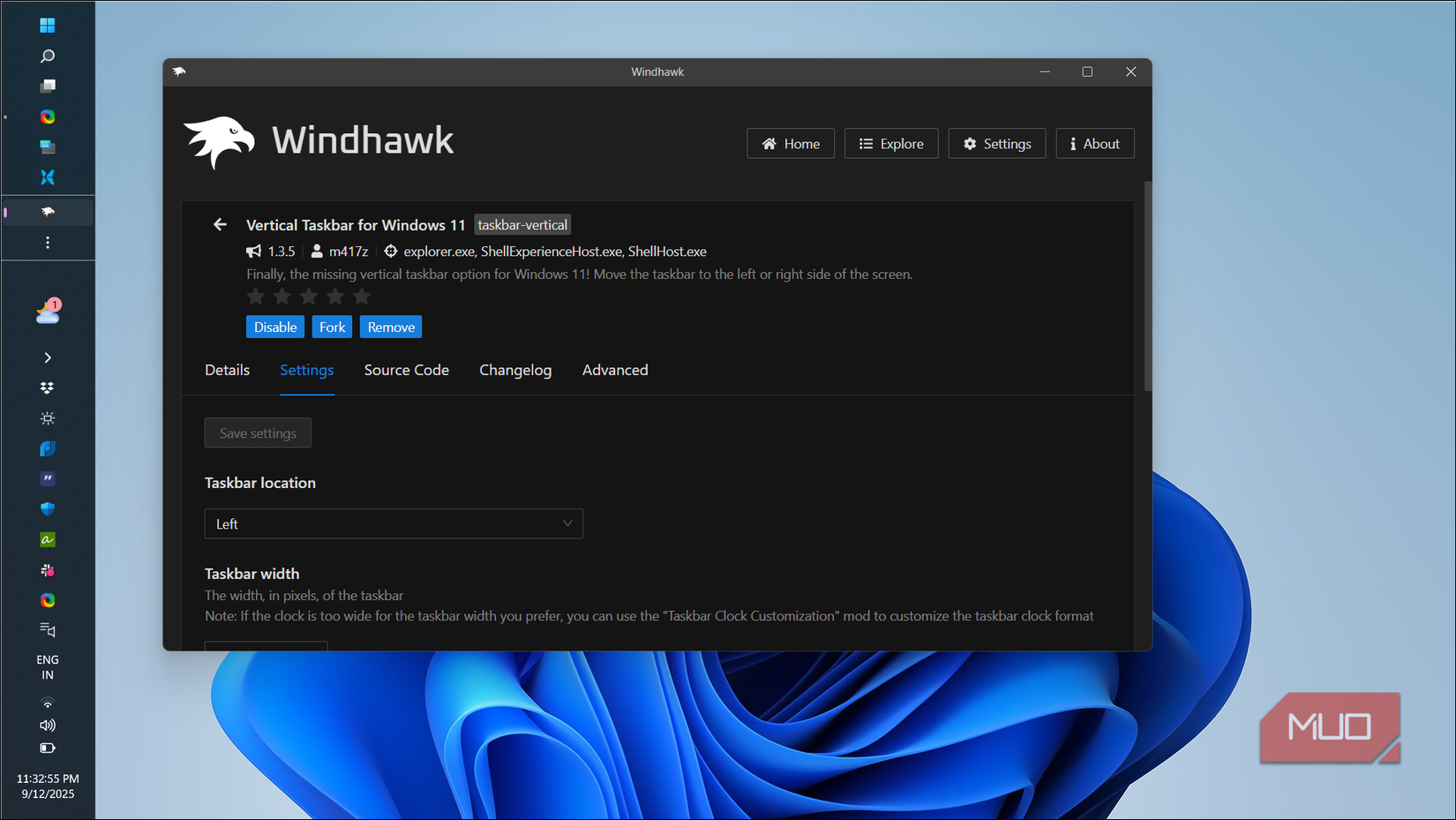 دسک تاپ ویندوز 11 با نوار وظیفه عمودی و برنامه Windhawk باز است