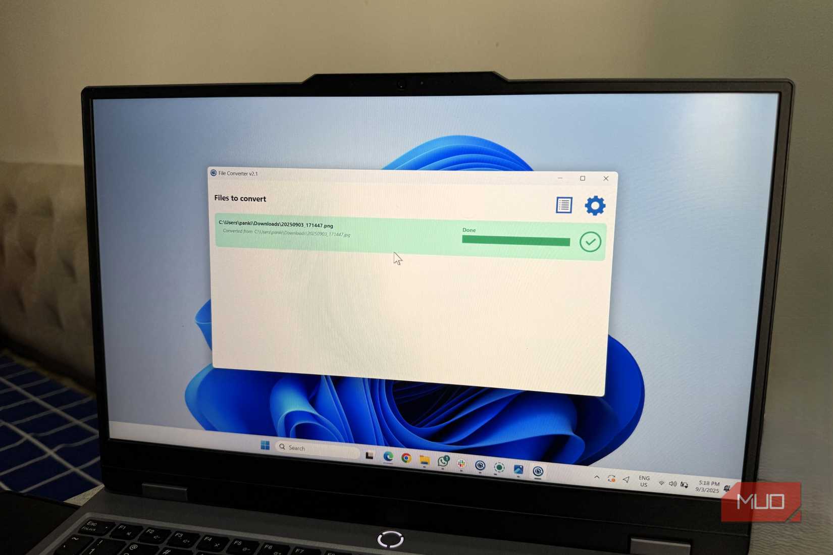 لپ تاپ ویندوز 11 برنامه مبدل فایل را نشان می دهد