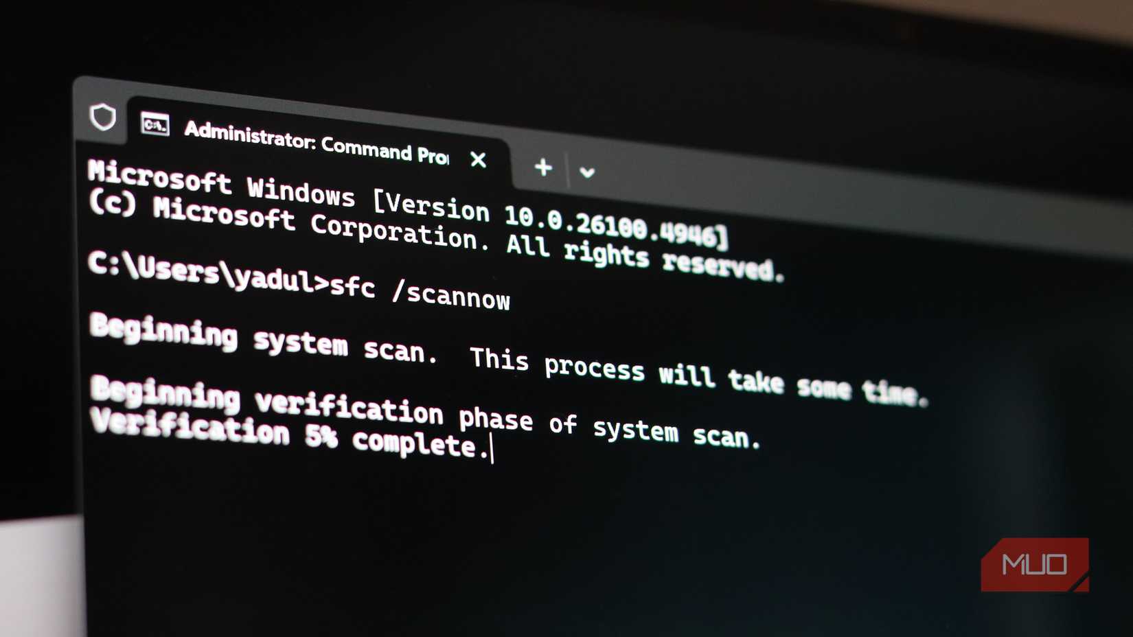 ترمینال ویندوز دستورات اسکن SFC را اجرا می کند.
