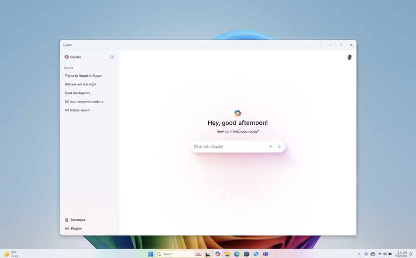 برنامه Windows Copilot با جعبه ورودی تبریک و چت روی دسک تاپ باز می شود.