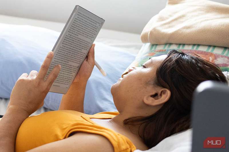 خواندن بر روی تخت با Onyx Boox Go 10.3