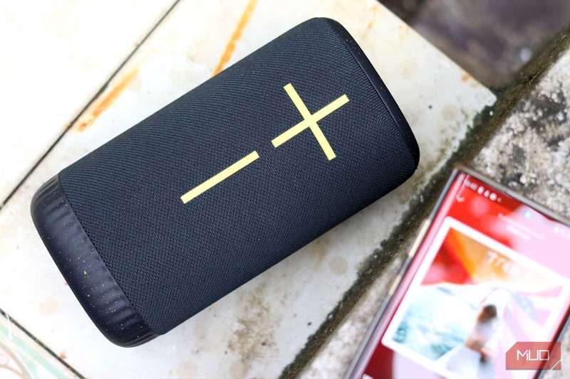 Ultimate Ears Everboom روی پیشخوان.