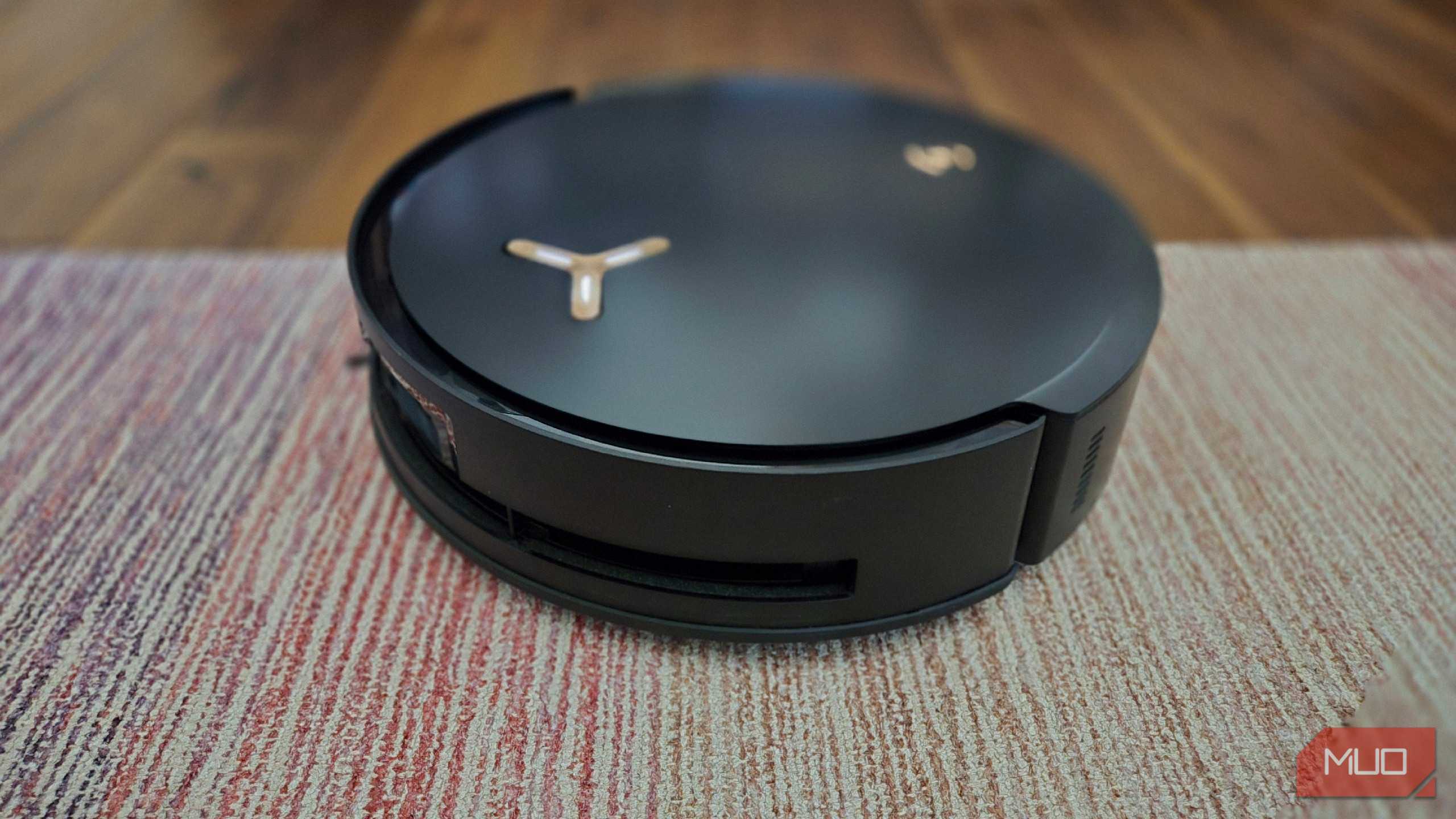 ربات جاروبرقی Ecovacs Deebot X8 Pro Omni روی فرشی