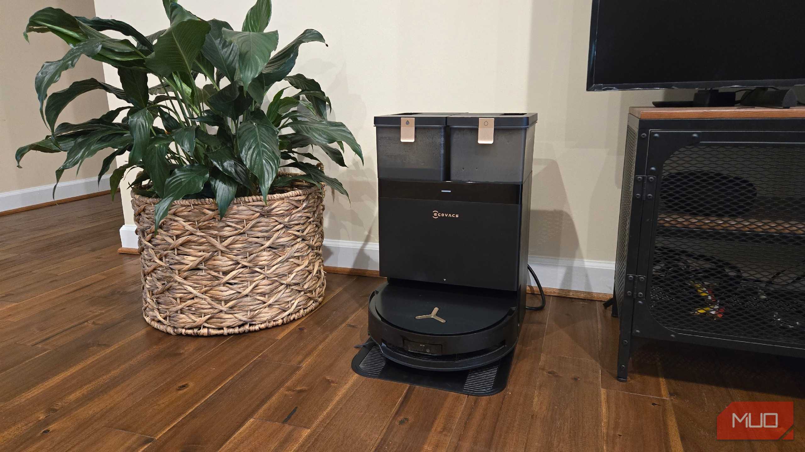 ربات جاروبرقی Ecovacs Deebot X8 Pro Omni روی ایستگاه شارژ خود