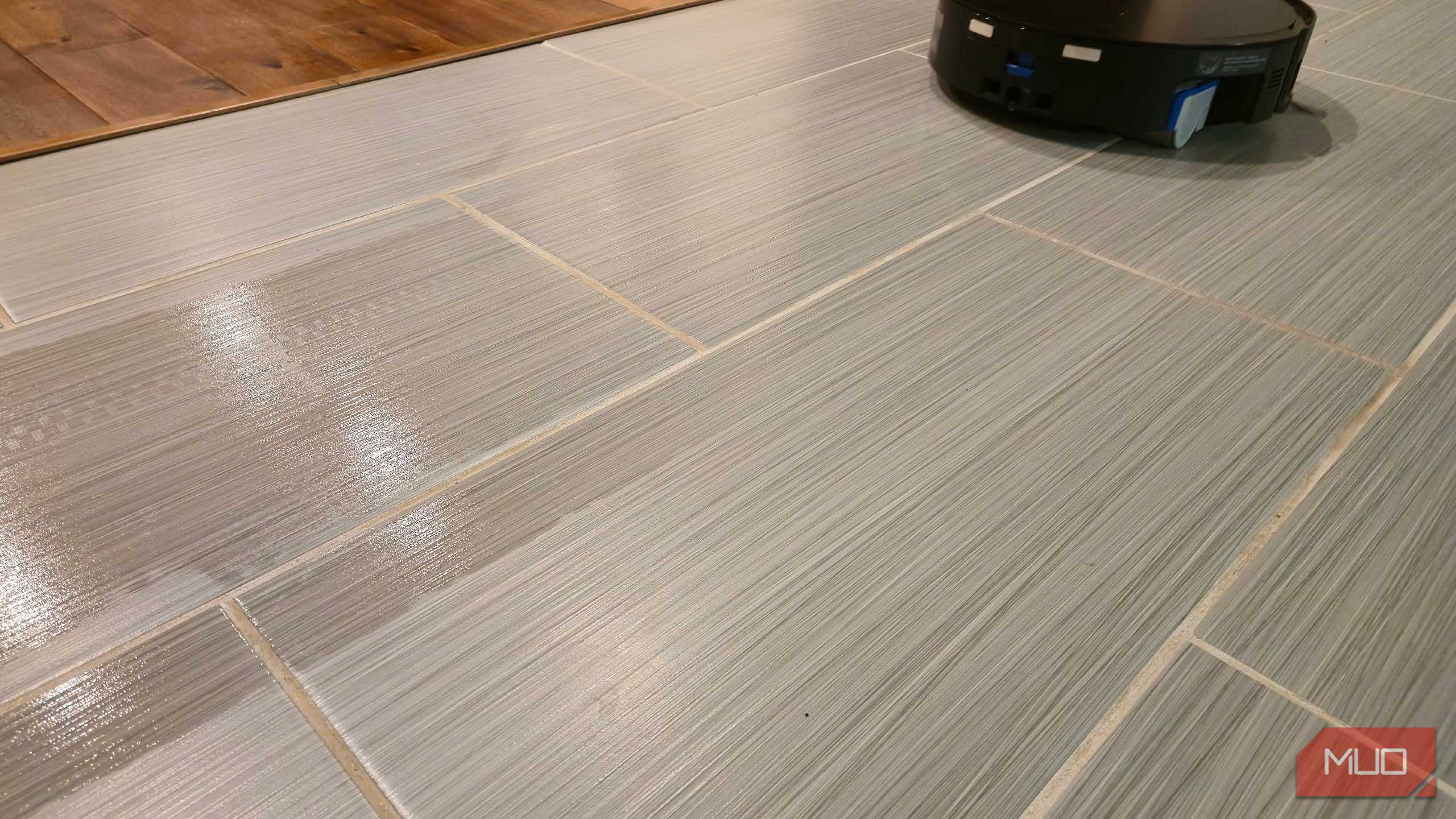 ربات جاروبرقی Ecovacs Deebot X8 Pro Omni در حال موپ‌کردن کف آشپزخانه