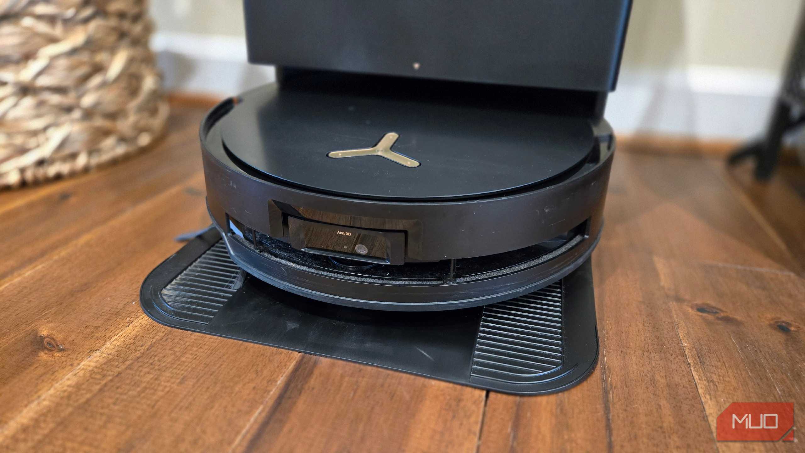 نمای نزدیک ربات جاروبرقی Ecovacs Deebot X8 Pro Omni در ایستگاه شارژ خود