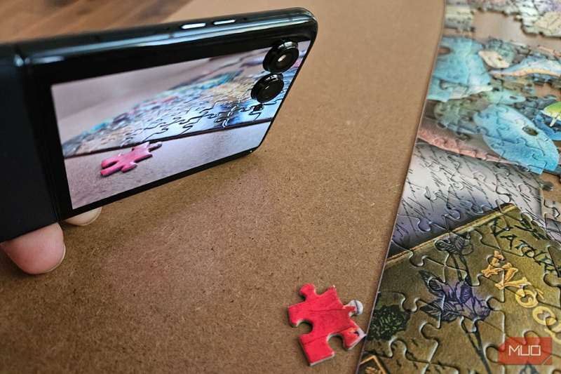 عکس کتاب روی قفسه کتاب که با موتورولا رزر+ 2024 گرفته شده است