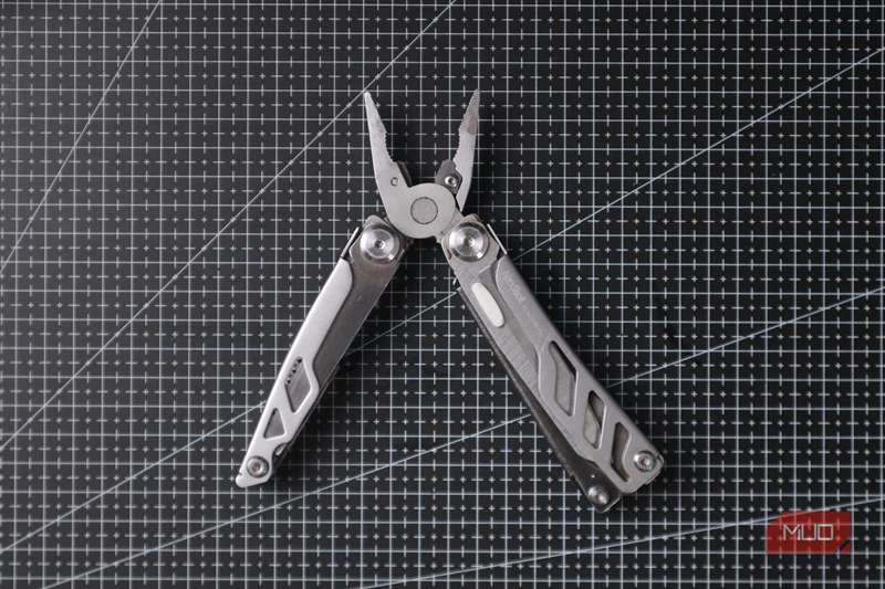 ابزار چندکاره با انبردست و برش‌کننده.