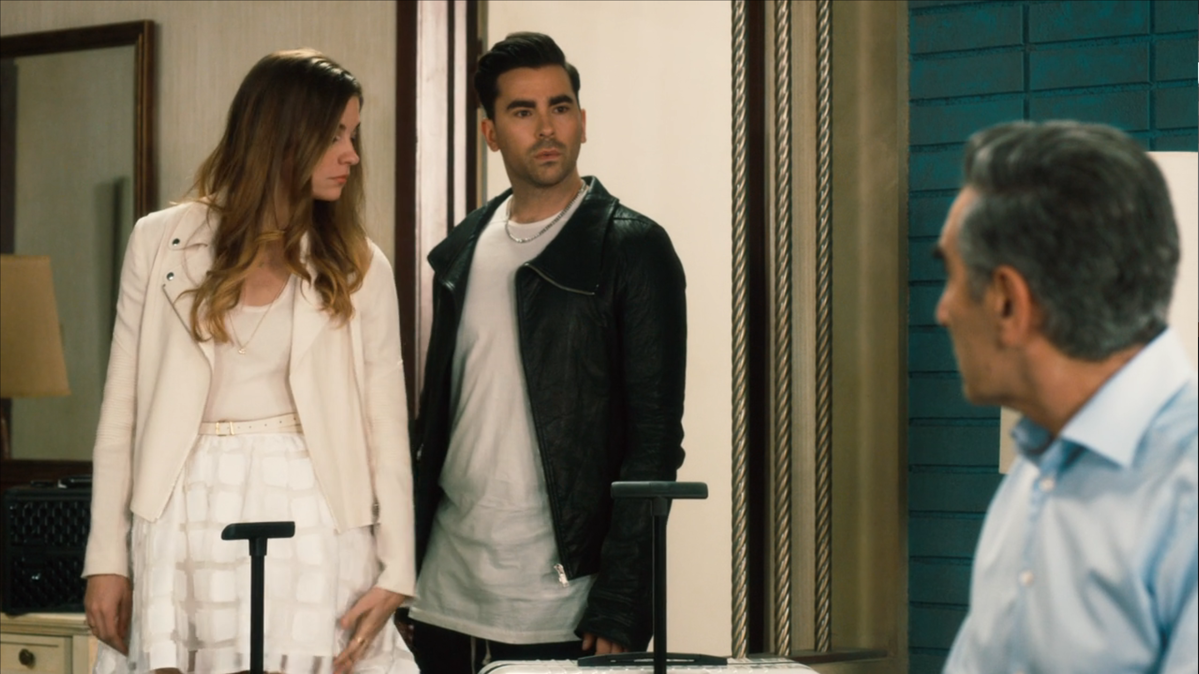 دیوید و الیسیس از Schitt's Creek که به جانی نگاه می‌کنند