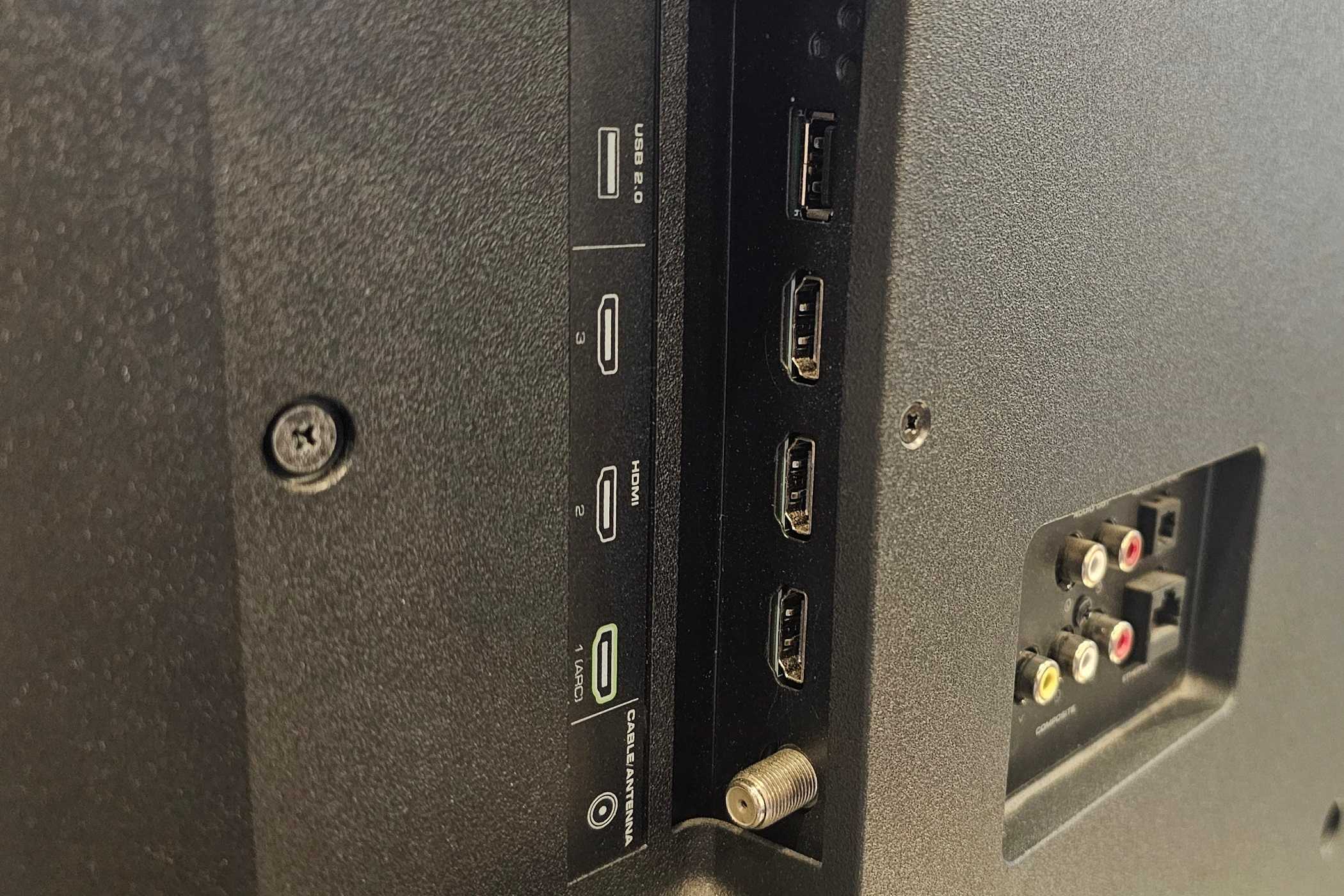 پورت‌های USB، HDMI و RCA در پشت تلویزیون هوشمند Vizio