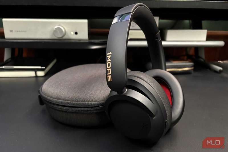 1MORE SonoFlow Pro تکیه‌دار بر کیف آن