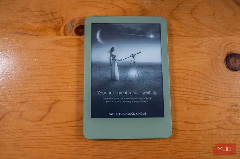 کیندل آمازون 2024 به‌صورت مستقیم روی میز