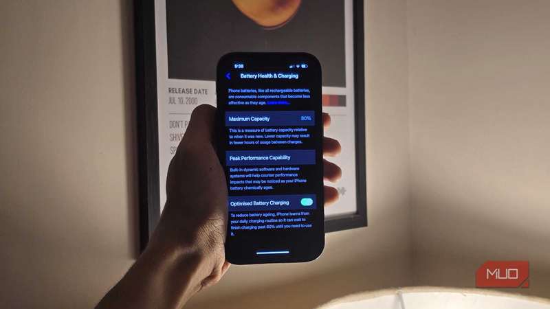 شخصی که آیفون را با منوی سلامت باتری و شارژ باز می کند