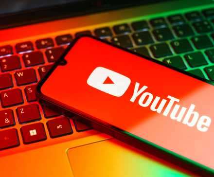 آیکون یوتیوب روی صفحهٔ تلفن هوشمند