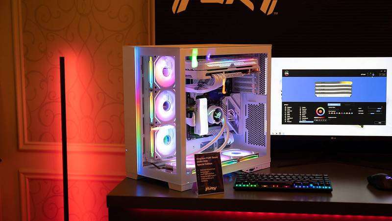 یک کامپیوتر گیمینگ با حافظه Kingston، فنهای RGB، نورها، خنککننده CPU MSI و کارت گرافیک GeForce RTX