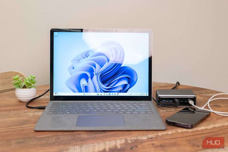 شارژر Anker Prime 6‑in‑1 متصل به لپ‌تاپ و آیفون