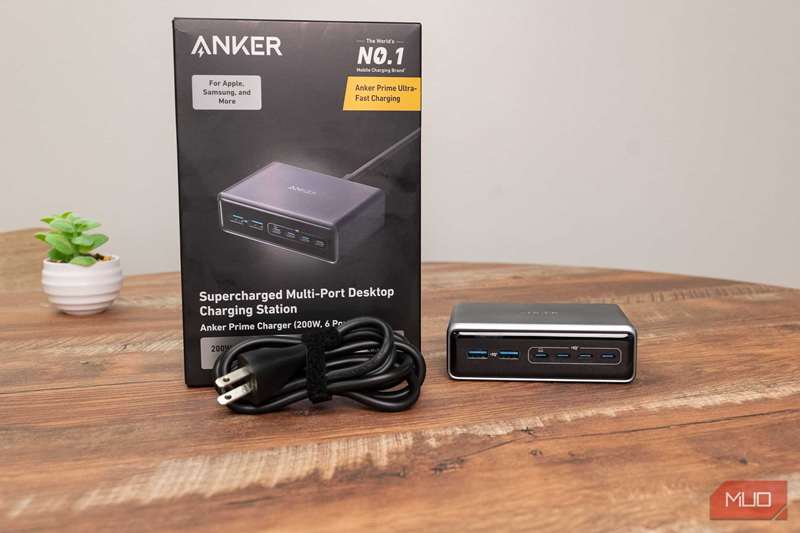 شارژر Anker Prime 6‑in‑1 همراه با کابل و جعبه