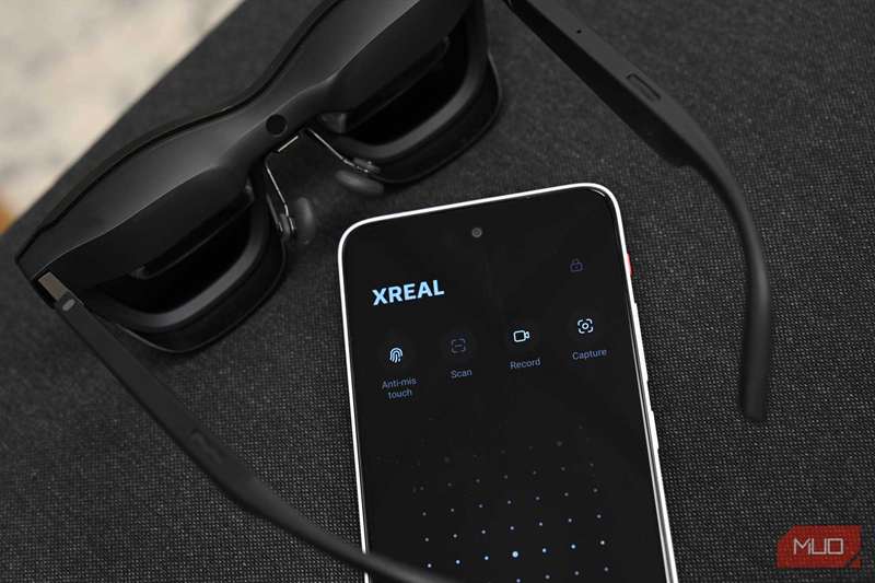 XREAL Beam Pro همراه یک جفت عینک AR XREAL Air 2 Pro