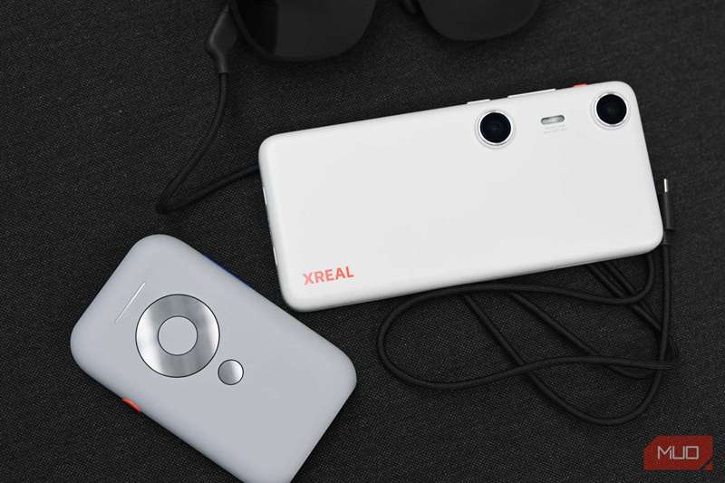 XREAL Beam Pro کنار XREAL Beam