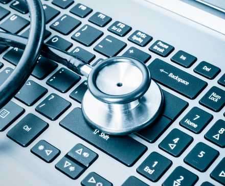 کیبورد لپتاپ با استتوسکوپ در بالا