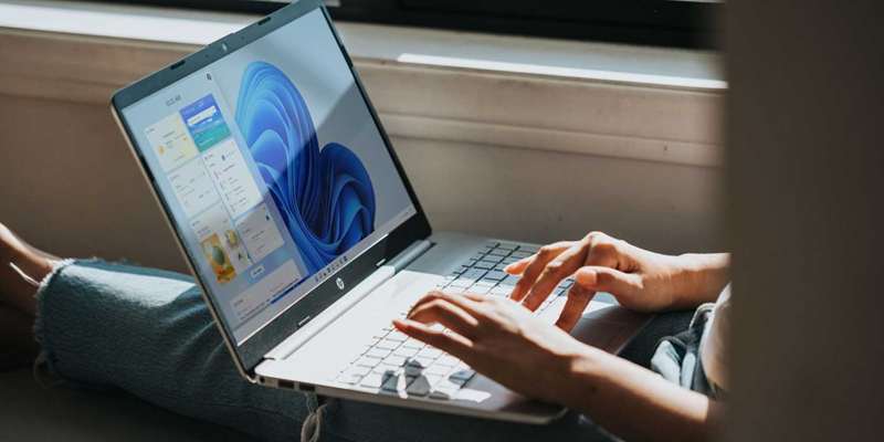 شخصی که در حال استفاده از لپ‌تاپ است