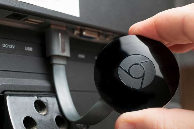 دستگاه Chromecast متصل به تلویزیون