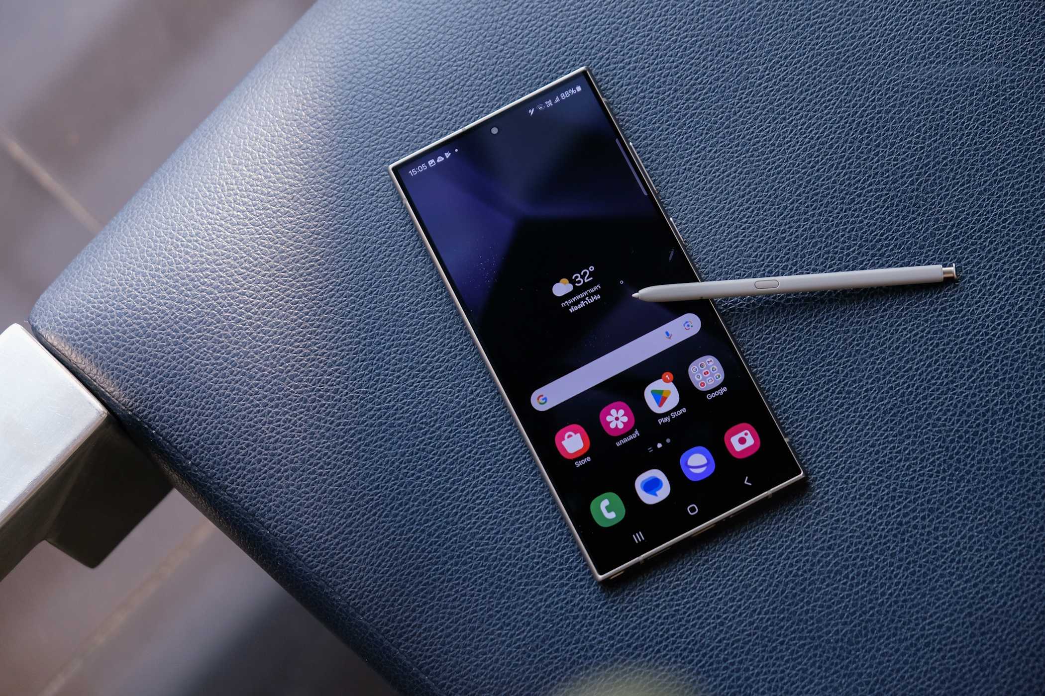 یک گلکسی S24 Ultra همراه با S Pen در لبه یک صندلی