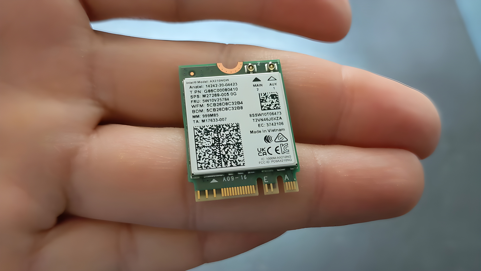 دستی که دارای یک ماژول Wi-Fi Intel AX210NGW کوچک است.
