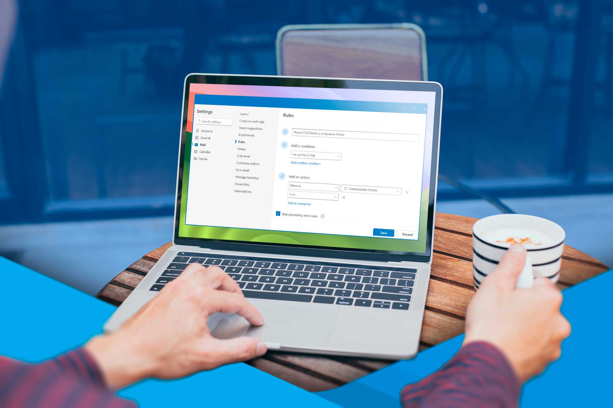 فردی که با لپ‌تاپ قانون Outlook را می‌سازد.