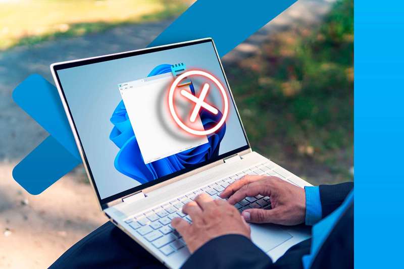 شخصی که با لپ‌تاپ ویندوز ۱۱ کار می‌کند و نوت‌پد باز دارد با علامت ضربدر روی آن.