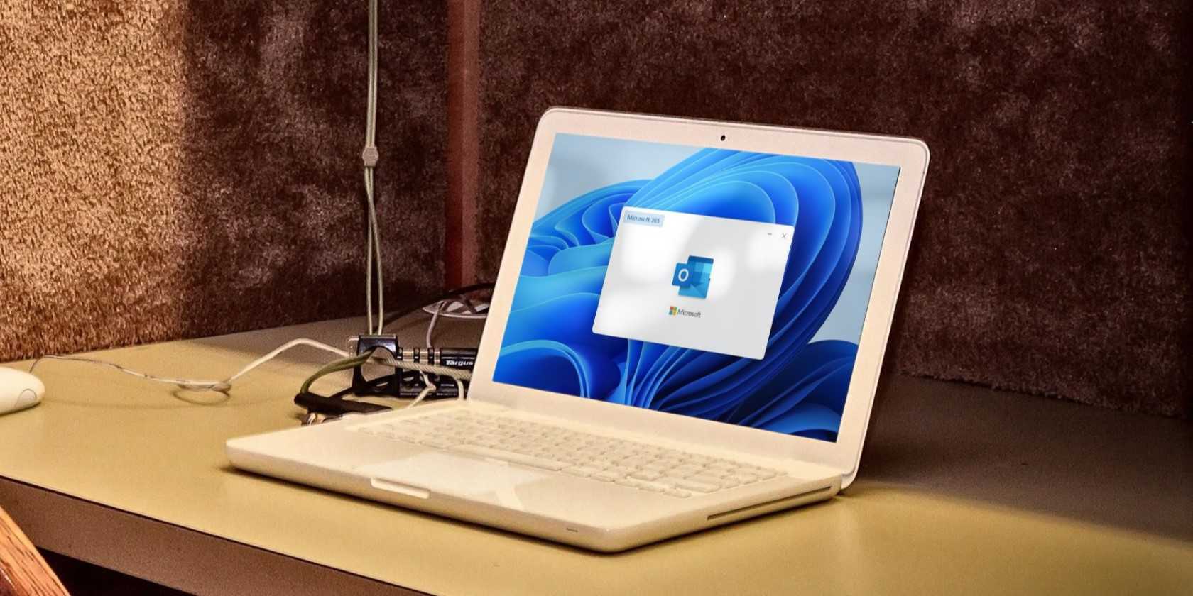 یک لپ‌تاپ سفید بر روی میز چوبی