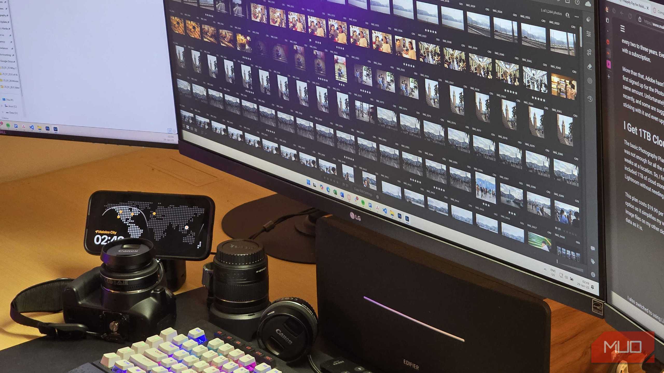 Adobe Lightroom در حال اجرا بر روی صفحه نمایش با کتابخانه عکسی و تجهیزات دوربین در پیشزمینه