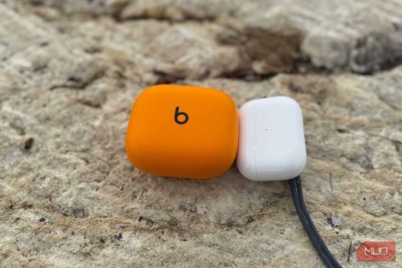 کیس‌های Powerbeats Pro 2 و AirPods Pro 2