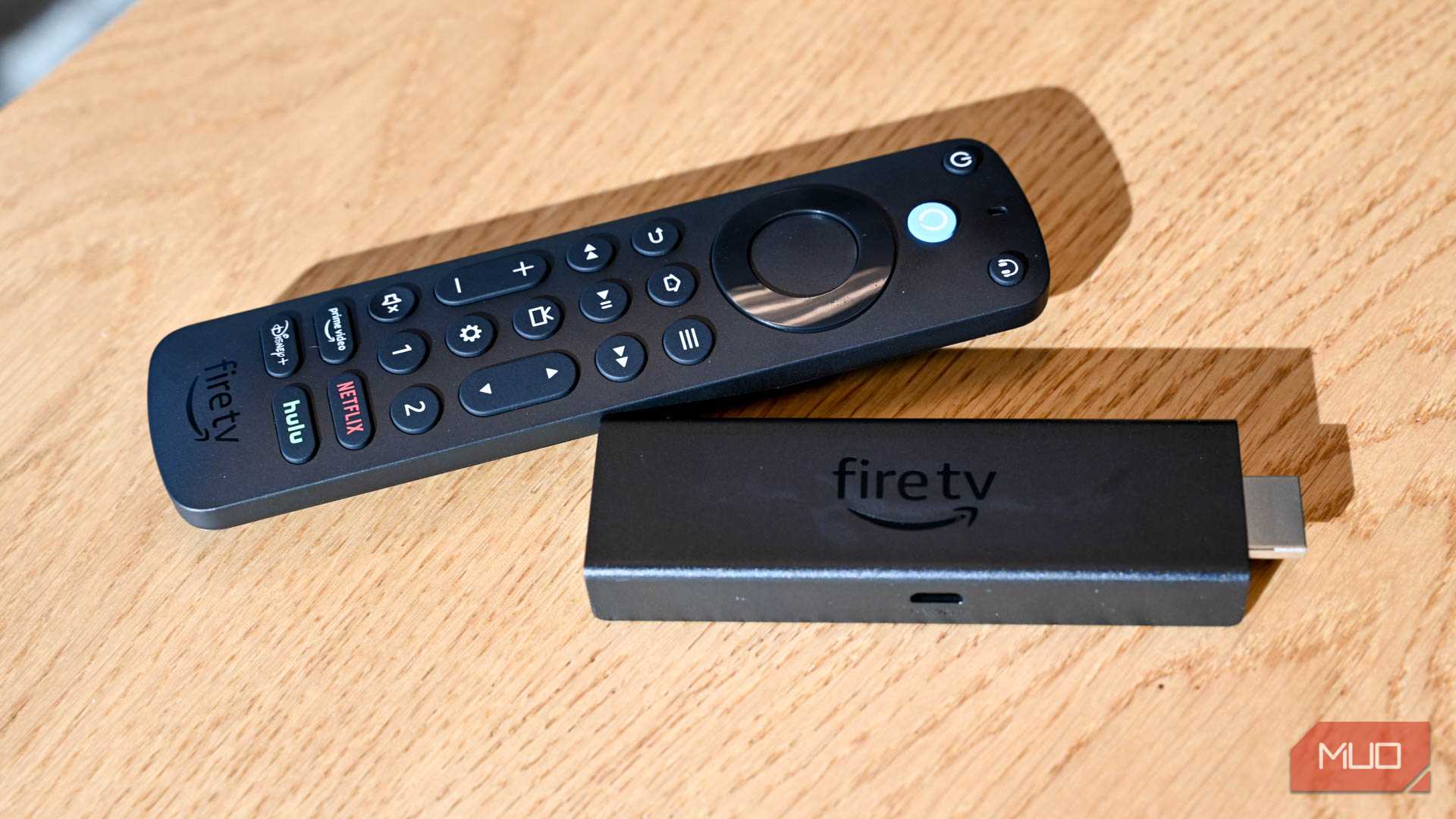 ریموت صوتی Alexa Voice Remote Pro آمازون در کنار Amazon Fire Stick