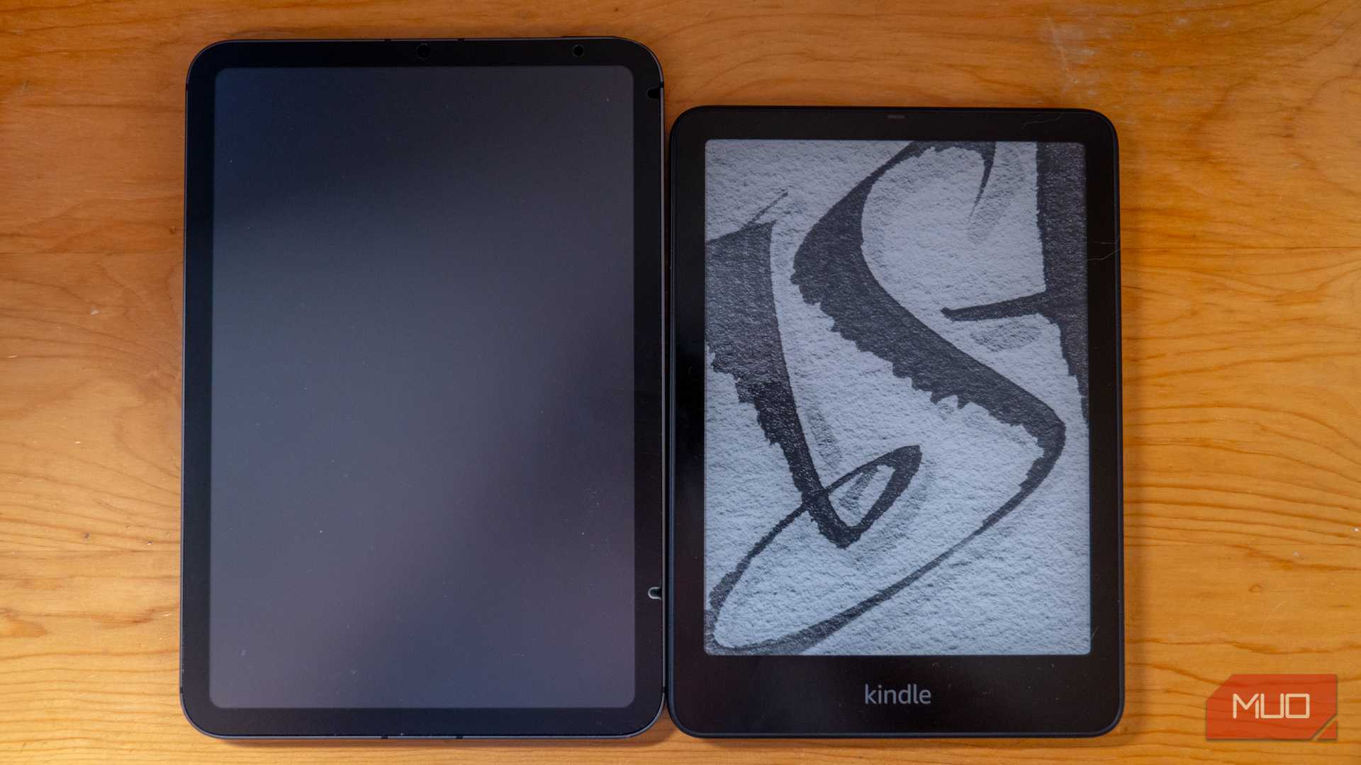 نسخه امضا آمازون کیندل پیپروایت کنار یک iPad mini