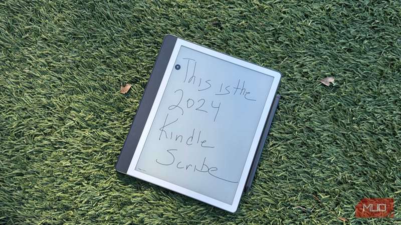 کیندل اسکرایب آمازون با یک یادداشت نوشته شده روی آن