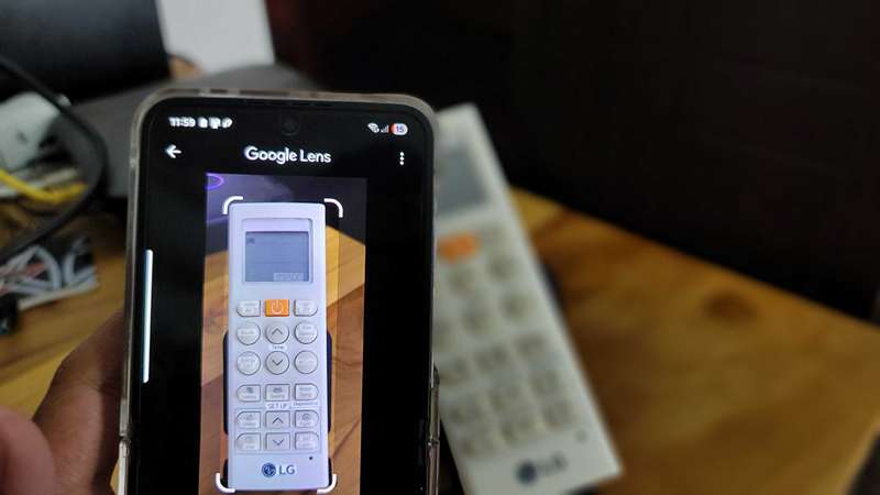 یک ریموت کولر گازی که از طریق برنامه Google Lens مشاهده می‌شود