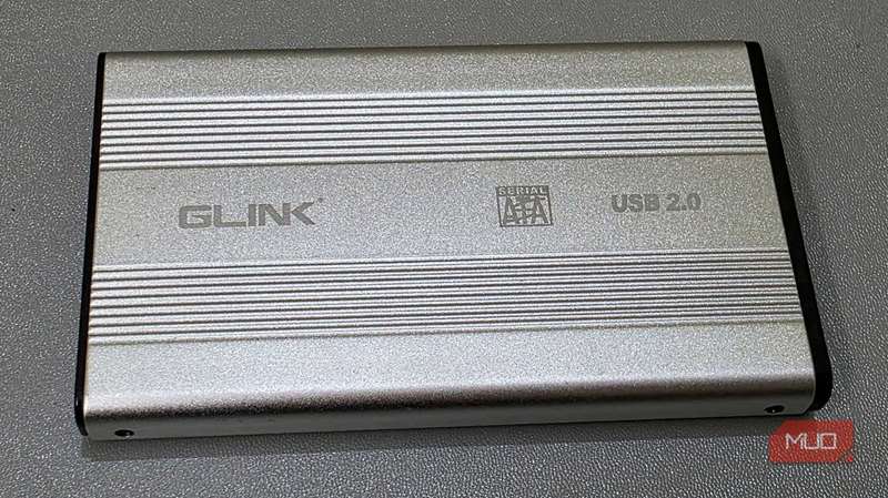 یک محفظه خارجی برای هارد دیسک روی یک میز قرار می گیرد.