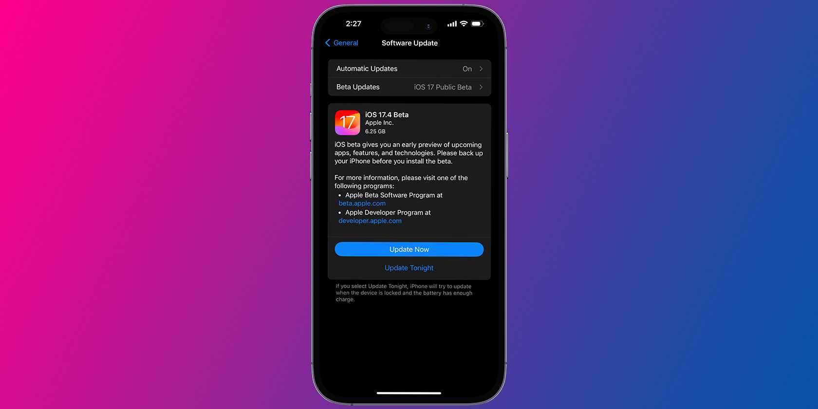 آیفون که صفحه به‌روزرسانی نرم‌افزاری iOS 17.4 را نشان می‌دهد
