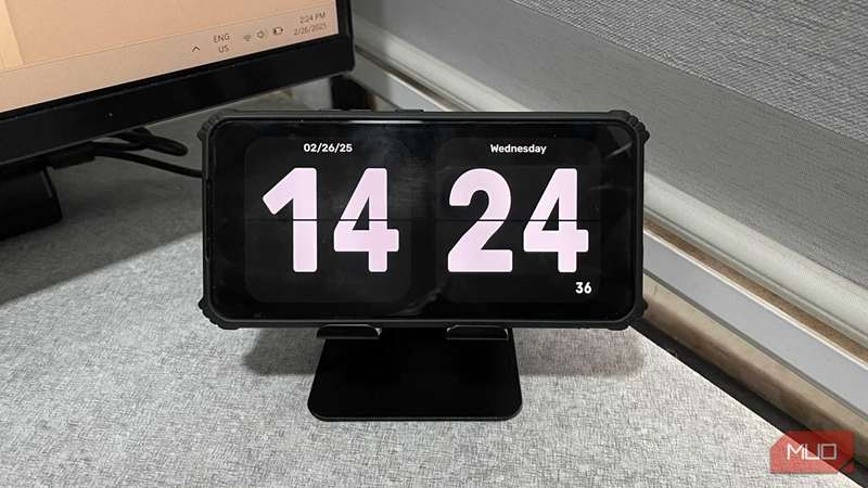 گوشی اندروید روی پایه نمایش ساعت