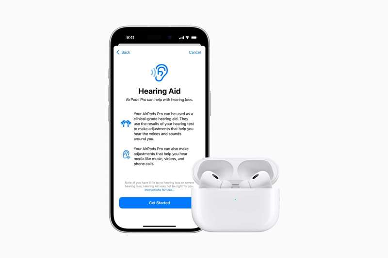 صفحهٔ اطلاعات ویژگی کمک شنوایی روی آیفون با یک جفت AirPods Pro 2 در جلوی آن نمایش داده شده