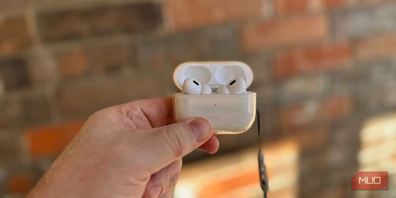 فردی AirPods Pro را در کیس خود نگه داشته است