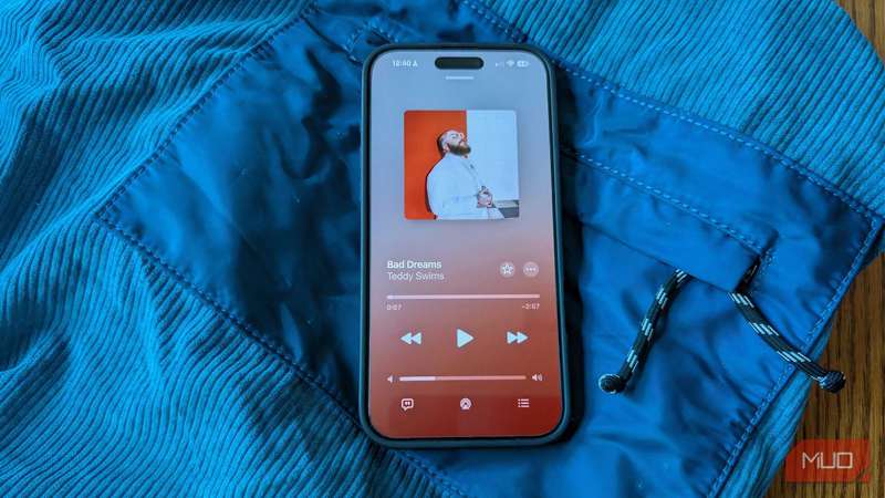 یک آیفون با Apple Music که روی یک میز پخش می‌شود