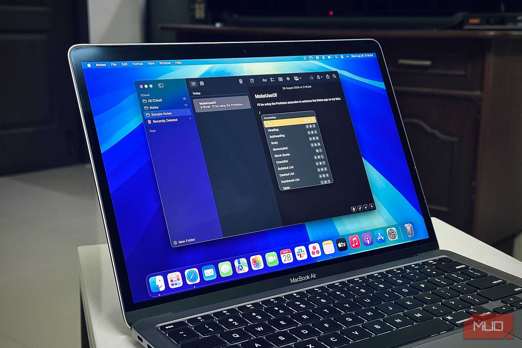 برنامه Apple Notes در حال اجرا بر روی MacBook Air