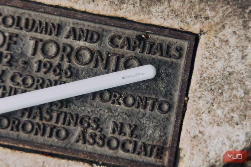 Apple Pencil Pro روی زمین