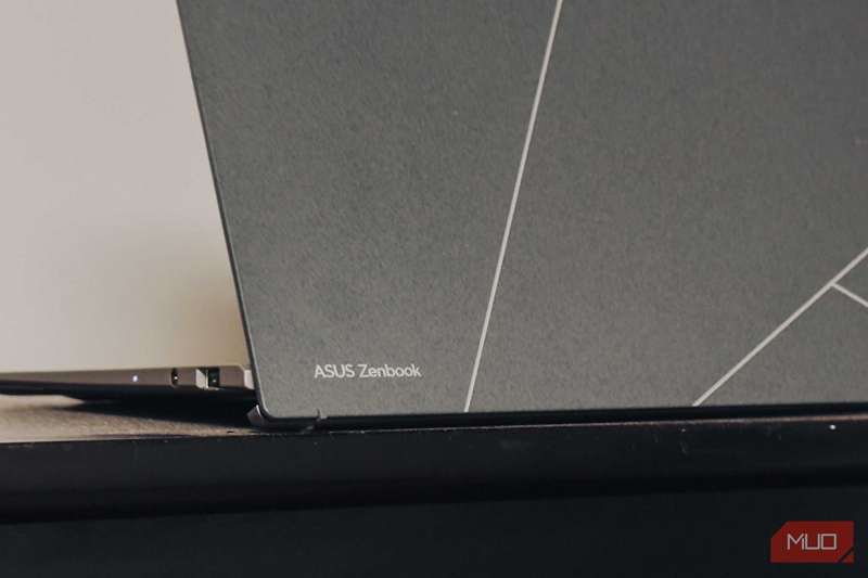 برندینگ ASUS Zenbook S 13 OLED به‌صورت نزدیک