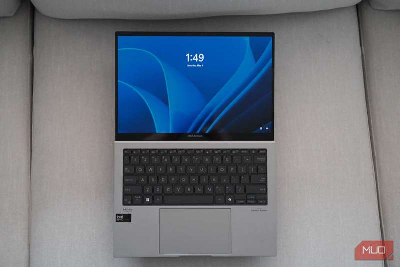 ASUS Zenbook S 13 OLED صاف شده روی یک کاناپه