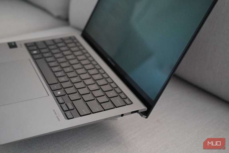 پورت‌های ASUS Zenbook S 13 OLED (سمت راست)