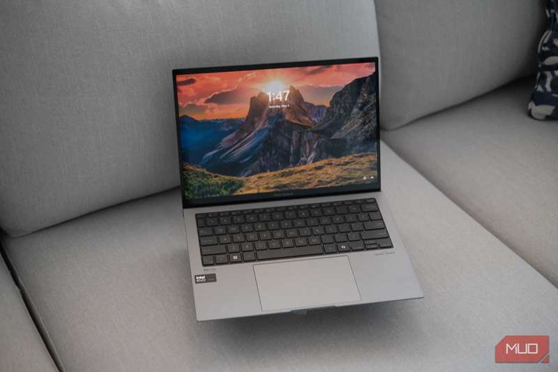 صفحه نمایش ASUS Zenbook S 13 OLED روشن