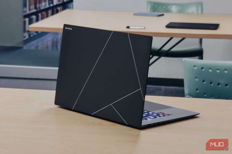 پنل پشت ASUS Zenbook S 16 در زاویه